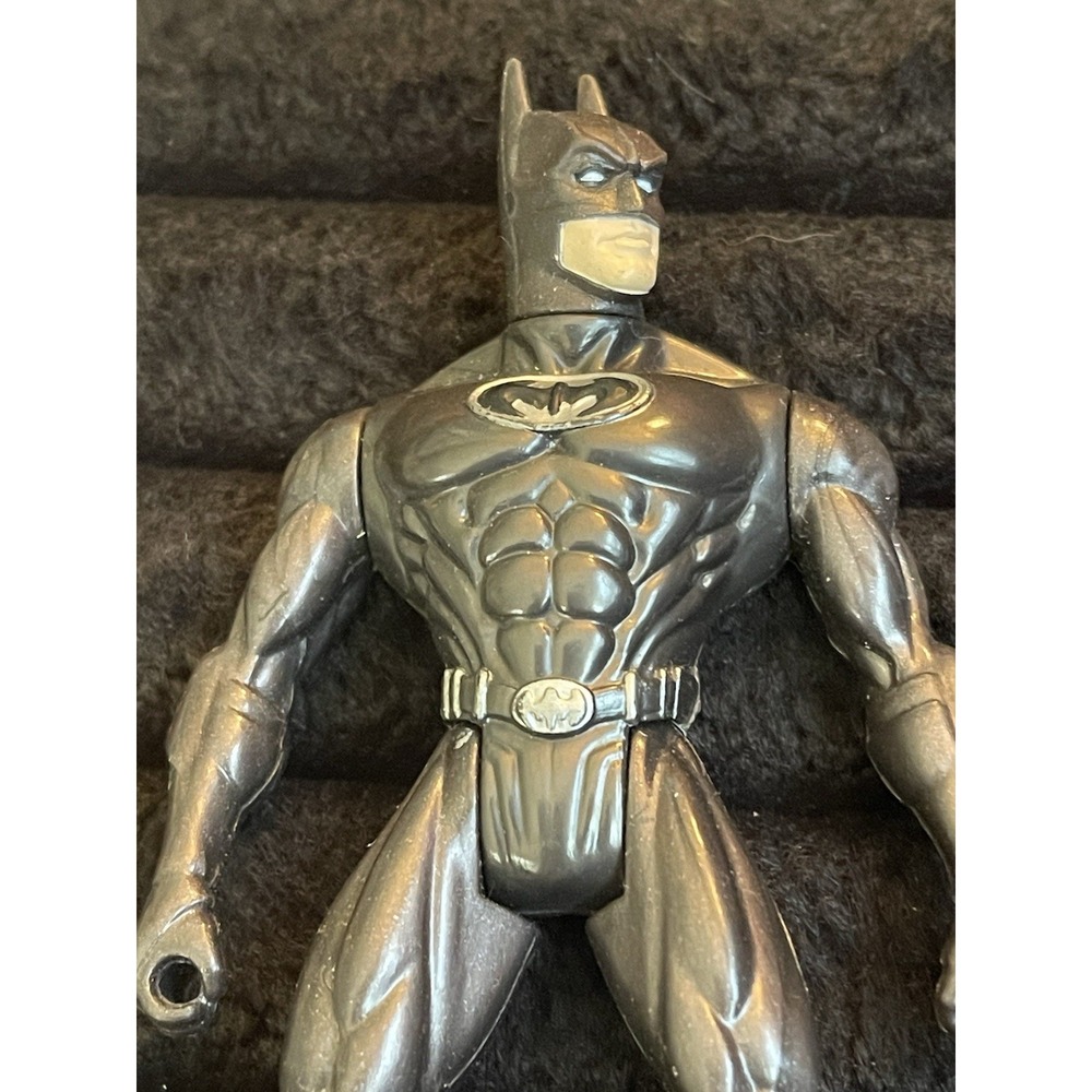 1997 DC Comics Kenner 5" Batman Action Figure Gray-Silver No Cape or Accessories - Picture 2 of 4